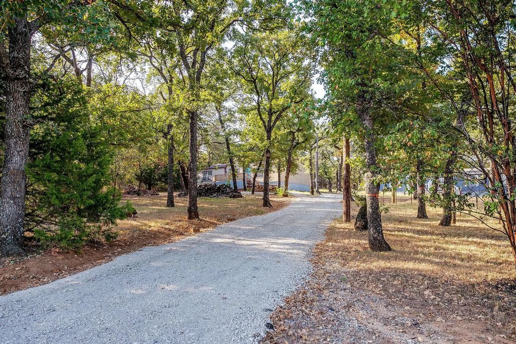 3950 South Drive, Burleson