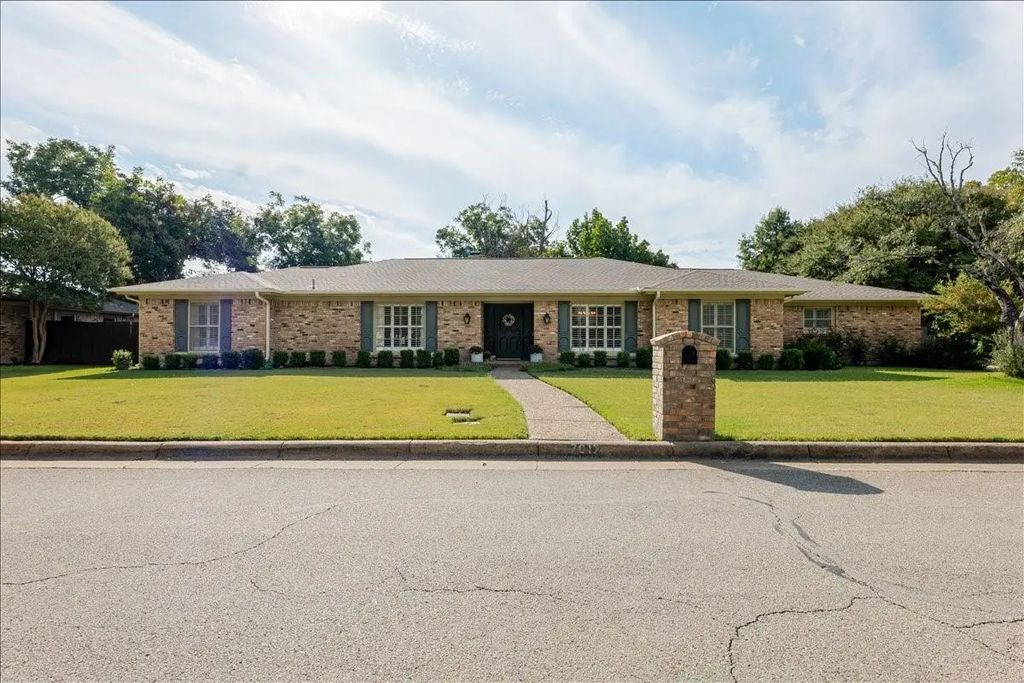 7017 Miramar Circle, Fort Worth