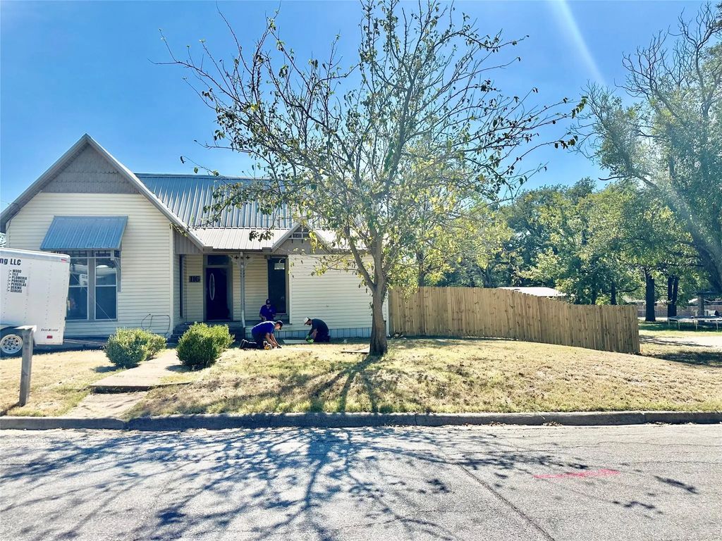 116 E 4th Street, Weatherford