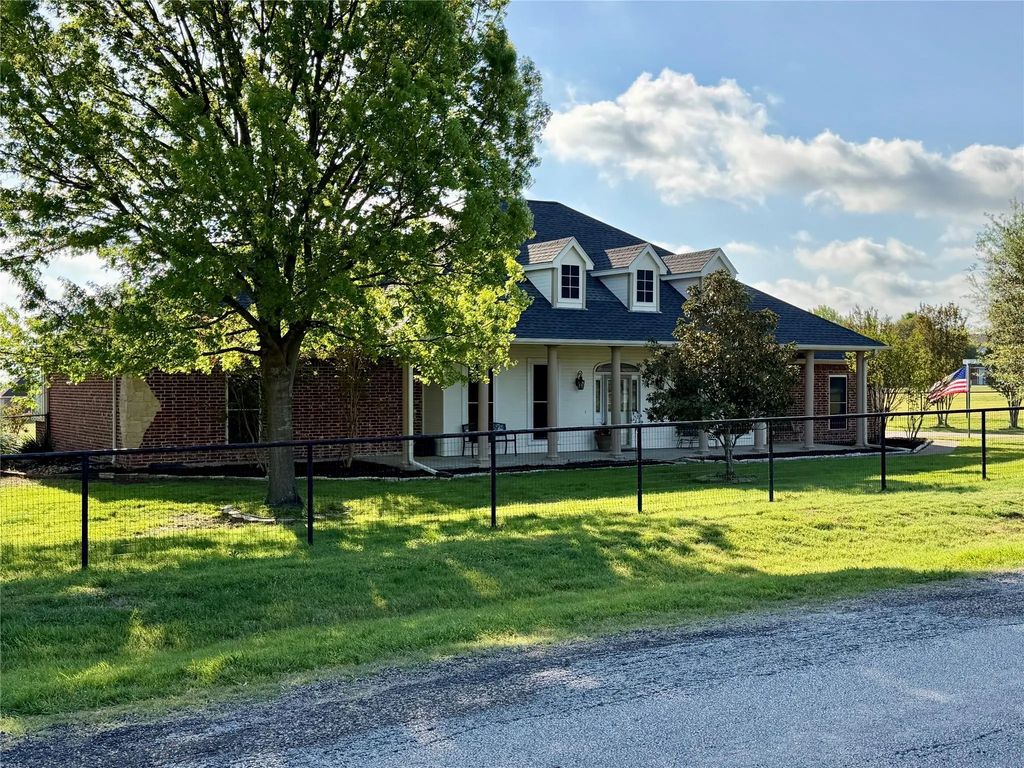 1333 E Highland Road, Waxahachie