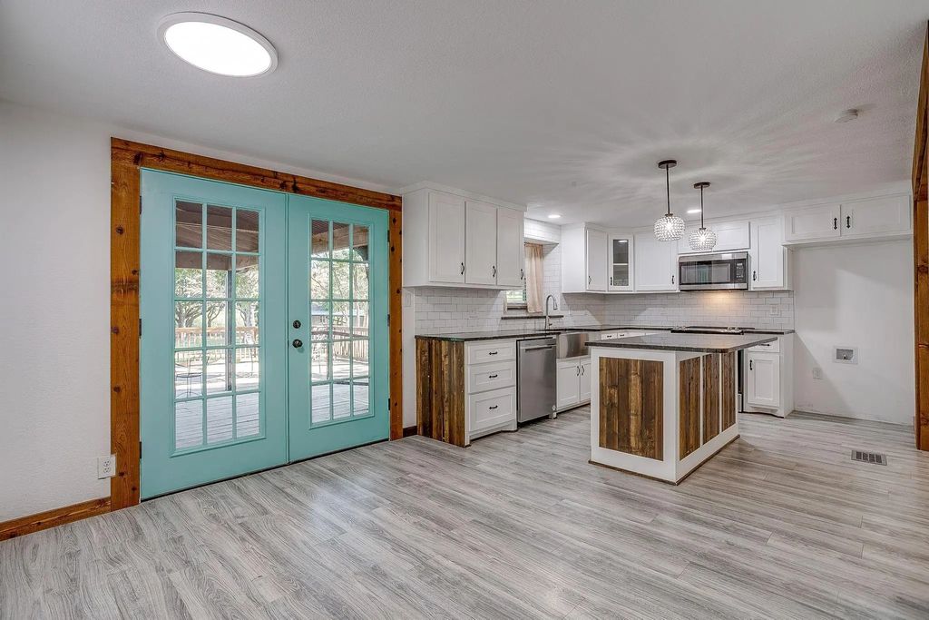 7808 County Road 1128, Godley