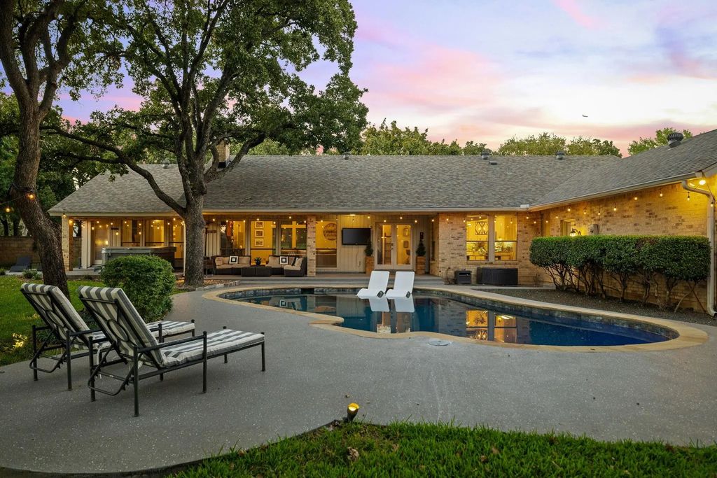 315 Oak Trail Drive, Double Oak