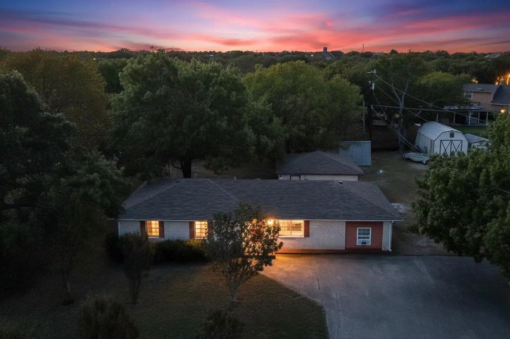 560 Bluebird Lane, Fairview
