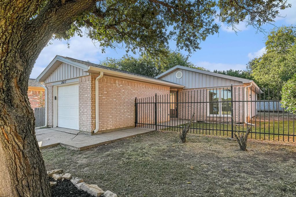 2617 Whitehurst Drive, Fort Worth