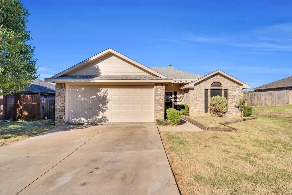 203 Cheyenne Trail, Alvarado