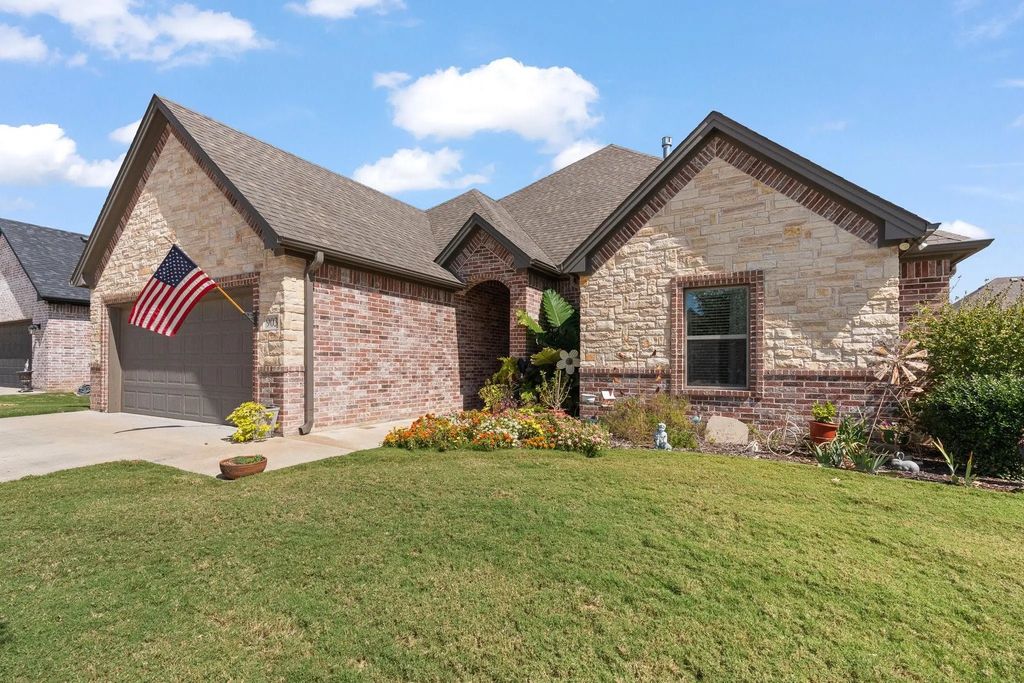 903 Bent Wood Lane, Cleburne