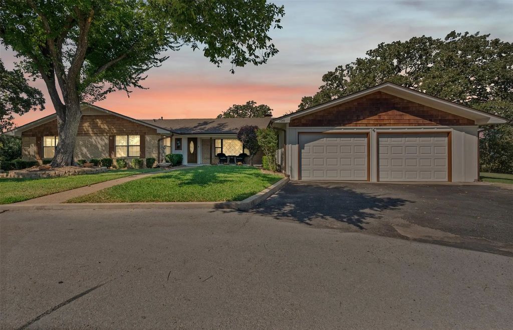 700 Wyche Court, Burleson