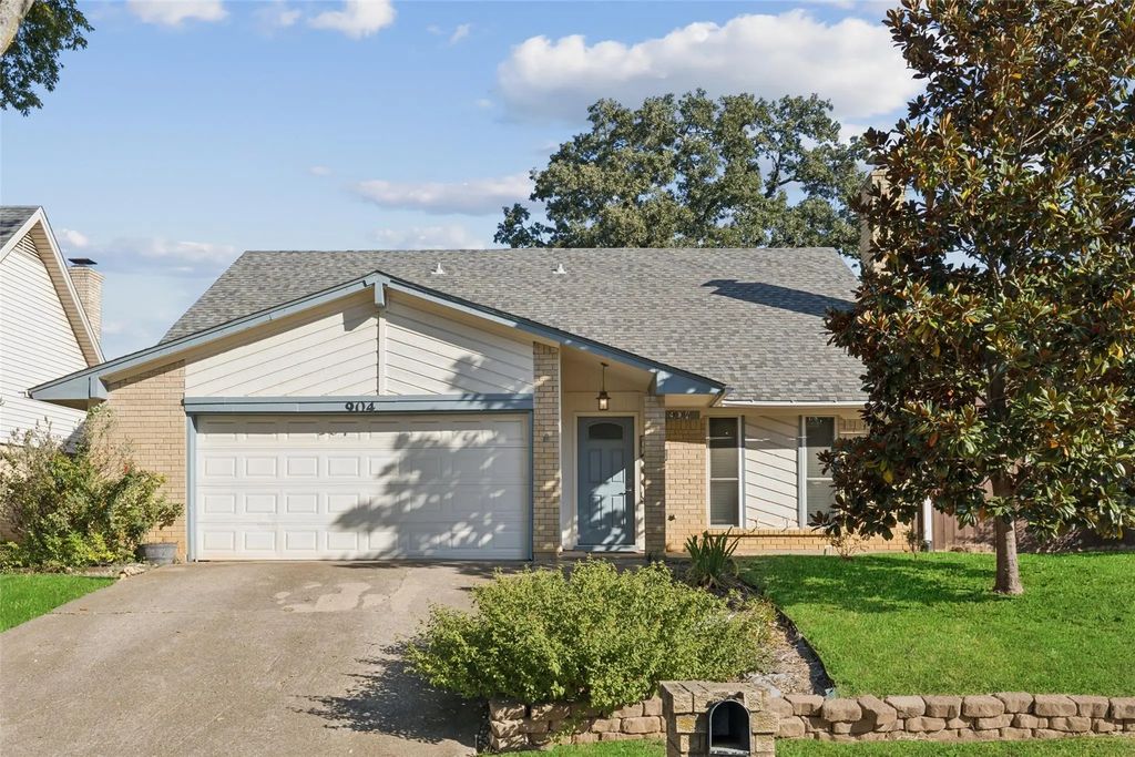 904 Rusk Drive, Euless