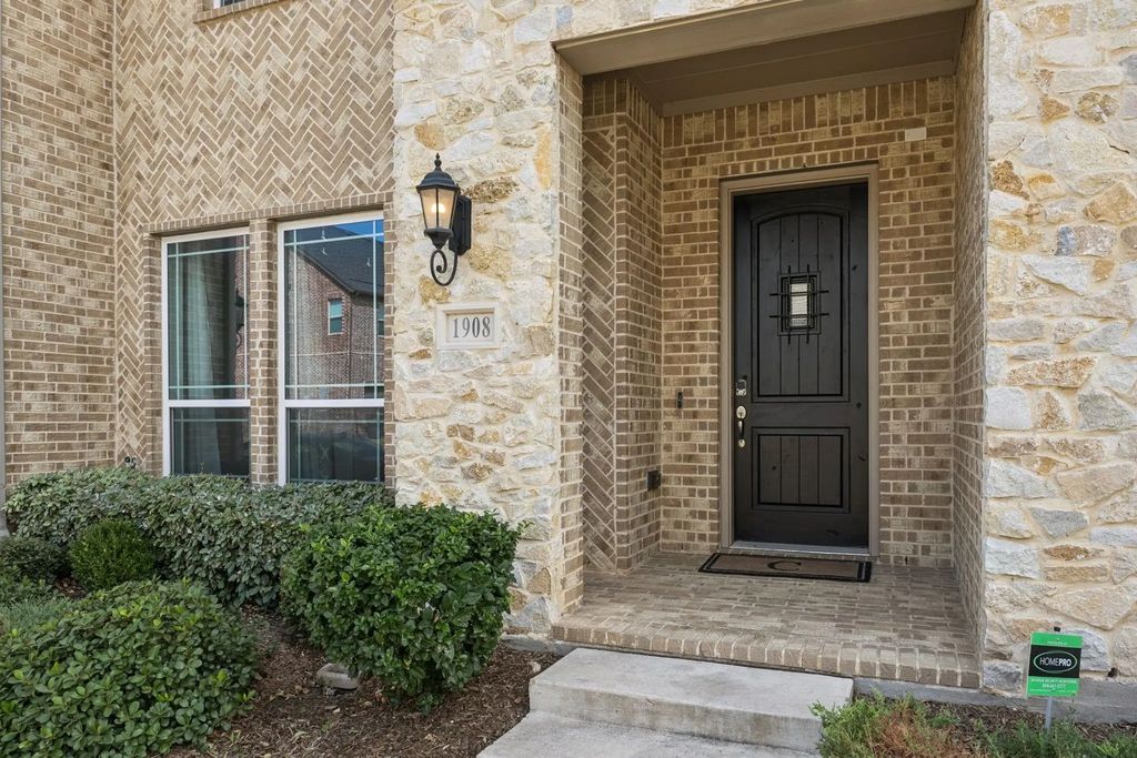 1908 Melinda Lane, Farmers Branch