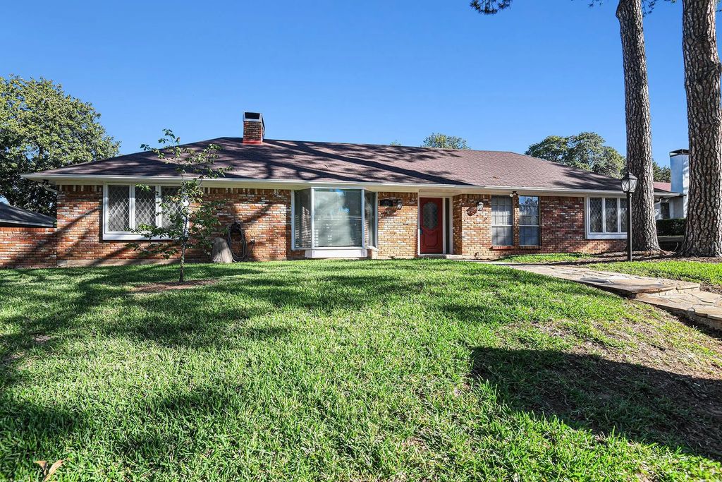 829 Skylark Drive, Denton