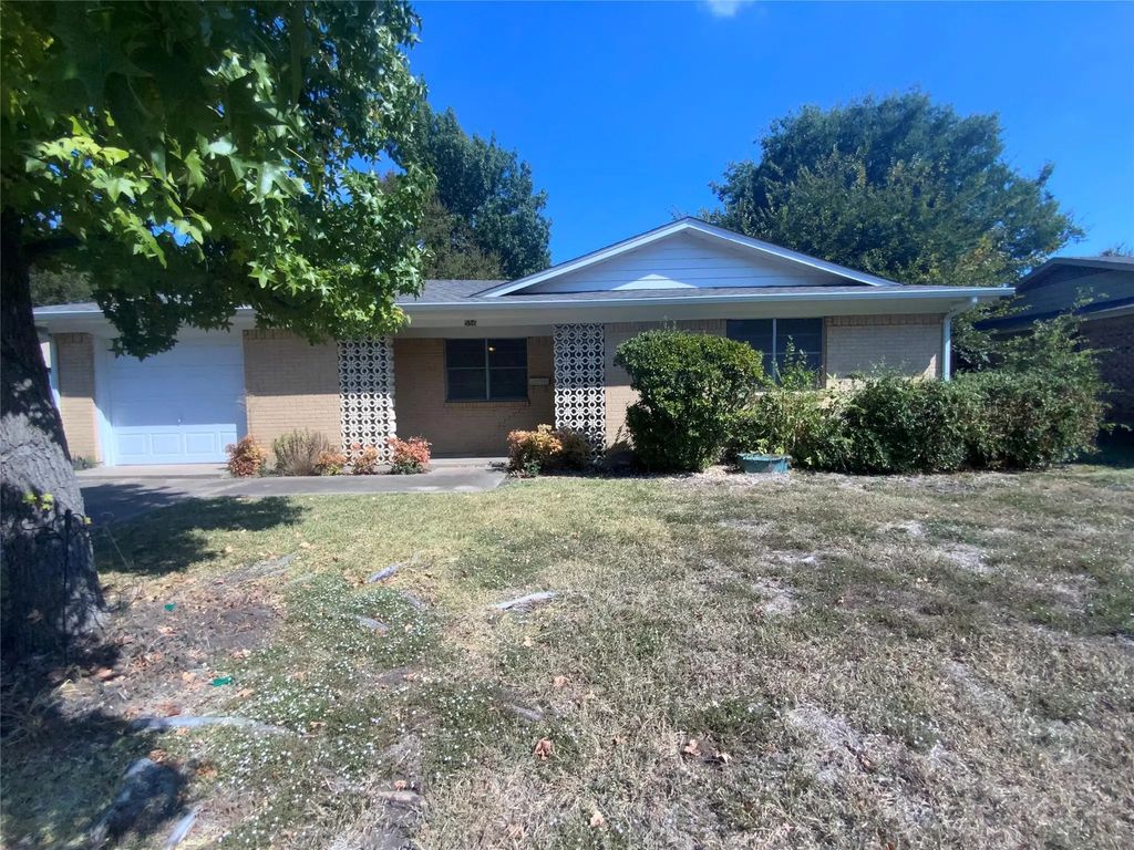556 Nw Hillery Street, Burleson