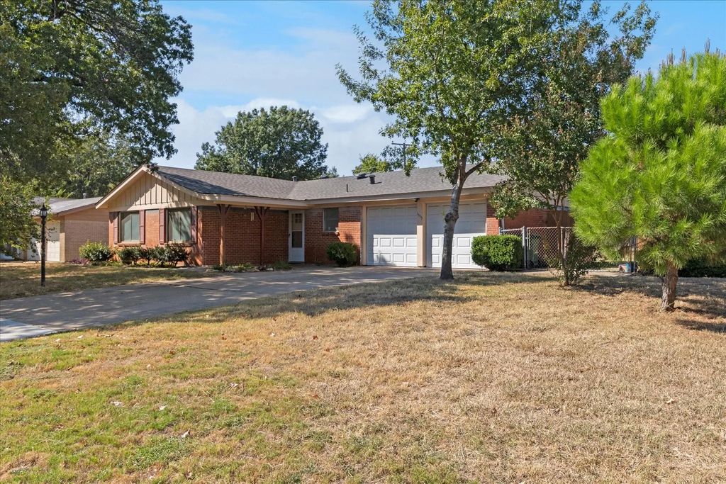 1353 Harrison Lane, Hurst