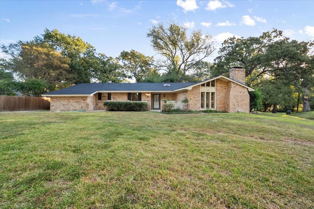 1705 Glenbrook Street, Corsicana