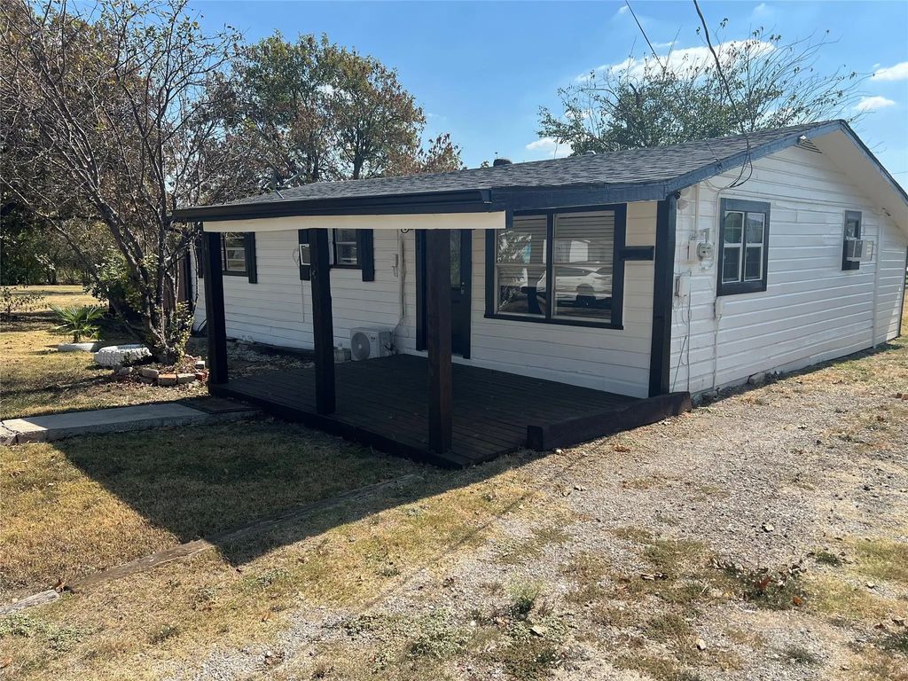 402 E Davis Avenue, Alvarado