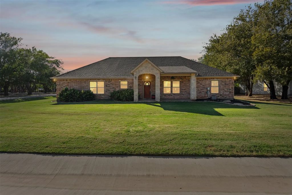 904 Janis Street, Granbury