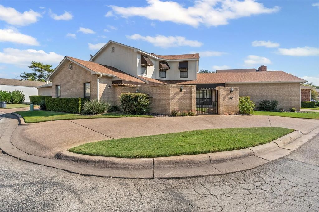 32 One Main Place, Benbrook