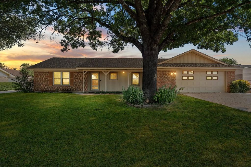 232 Monterrey Drive, Hewitt