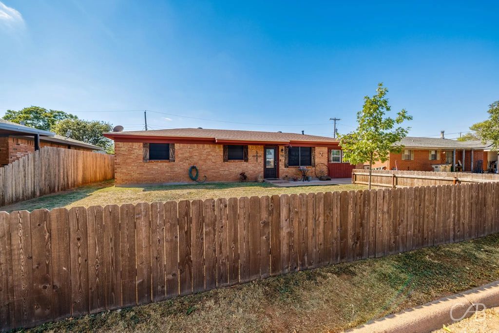 702 Avondale, Merkel