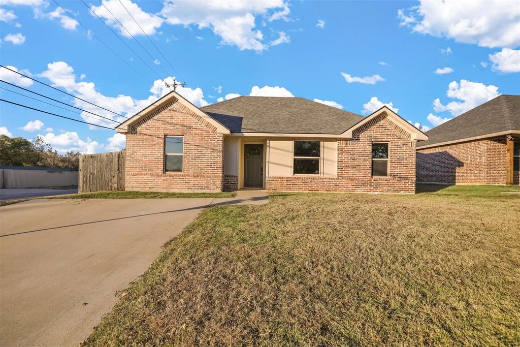 401 E Maple Row, Denison