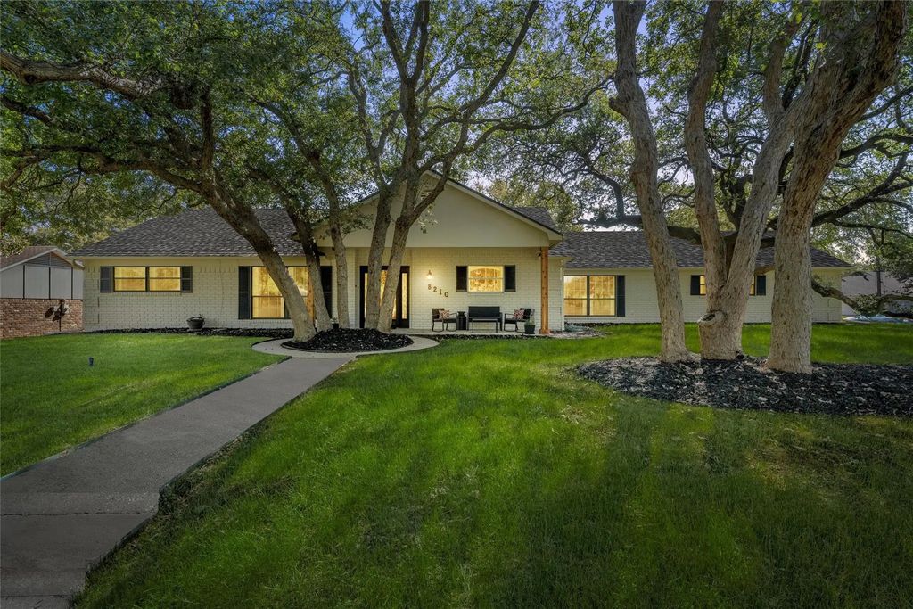 8210 Knottingham Drive, Woodway