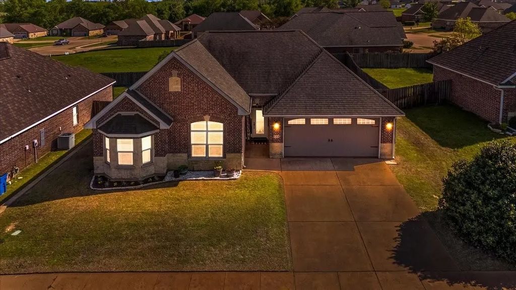 700 White Bear Trail, Lindale