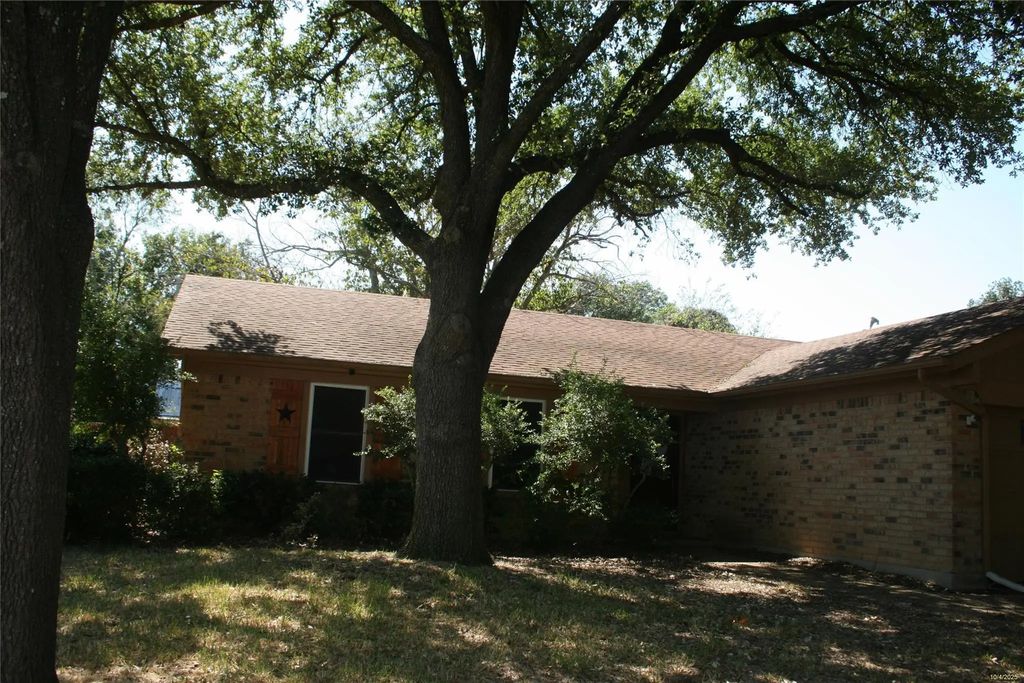 2205 Towne North Drive, Cleburne