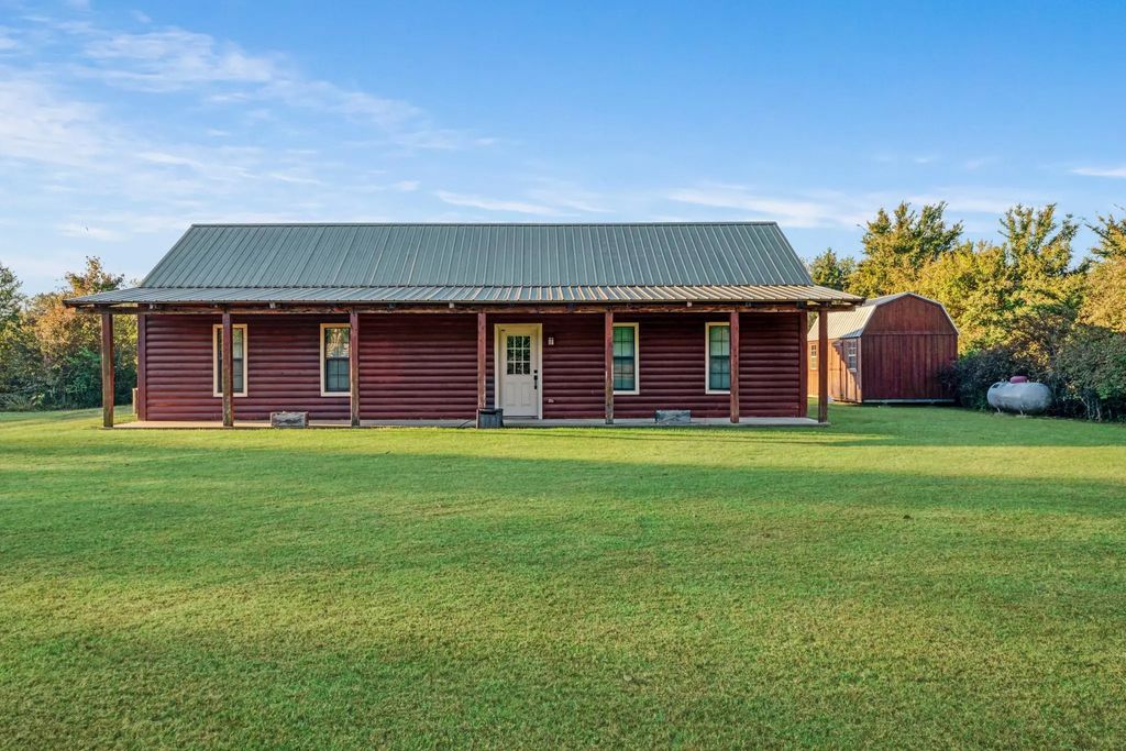 74 County Road 44050, Powderly