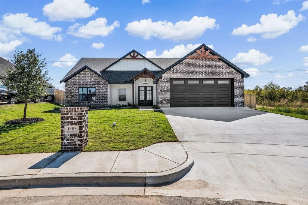 960 Gallant Fox Road, Hewitt