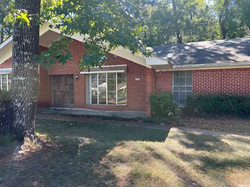 305 Pine Cone Circle, Haughton