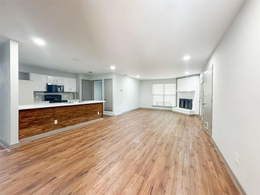 1302 N San Saba Street, Grand Prairie