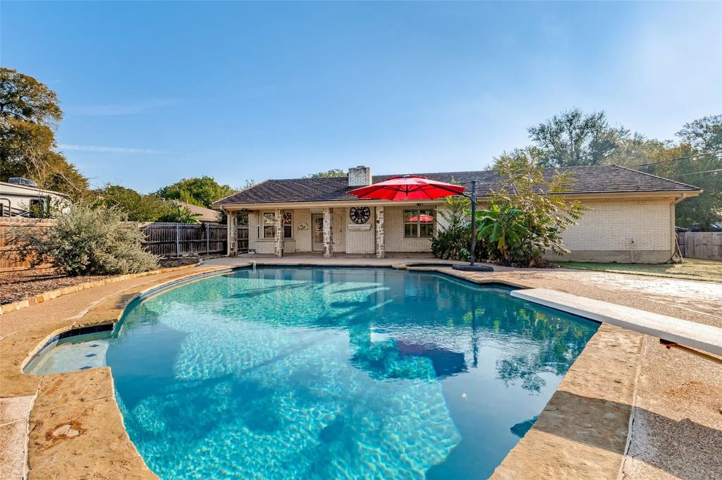 1113 Brookside Drive, Hurst