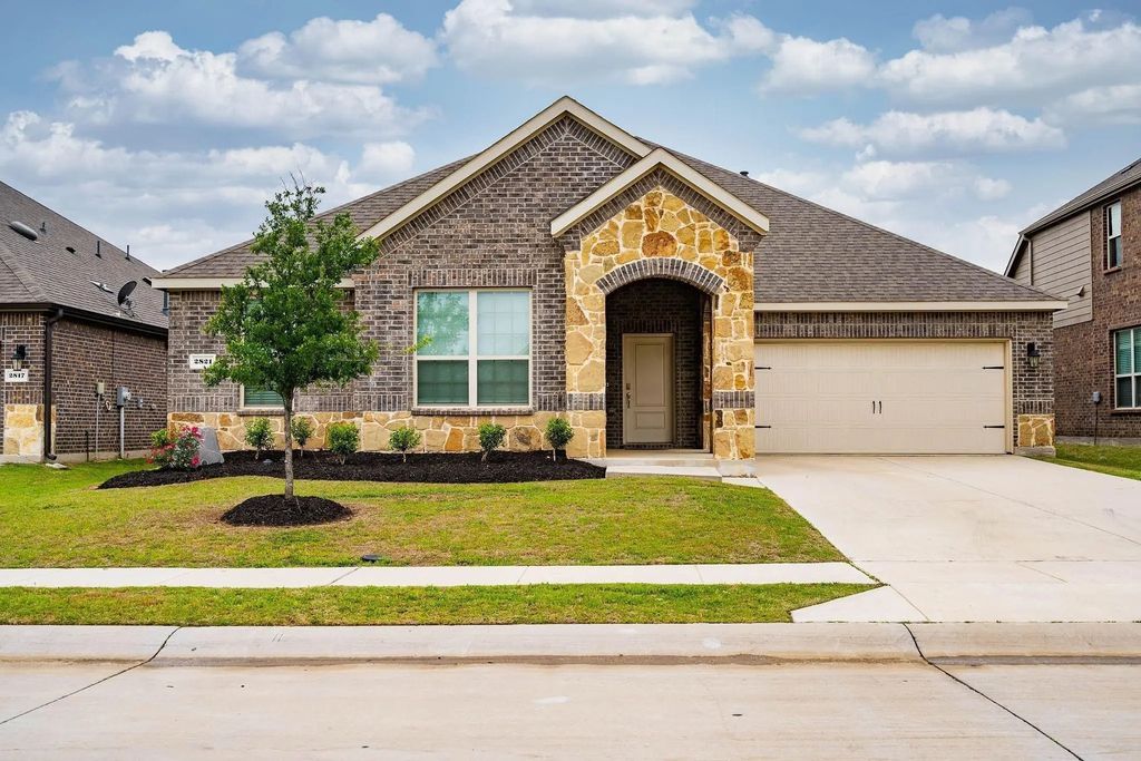 2821 Grizzly Road, Aubrey