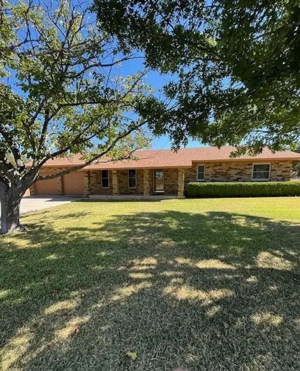 1706 N Trent Street N, Goldthwaite