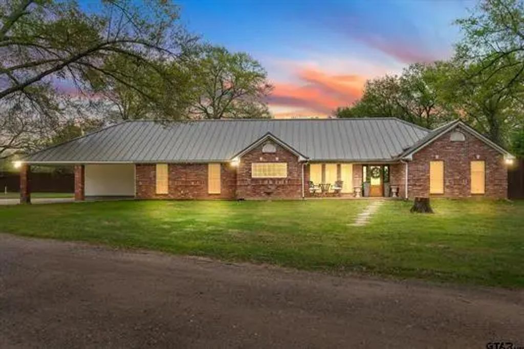 159 Private Road 8519, Van