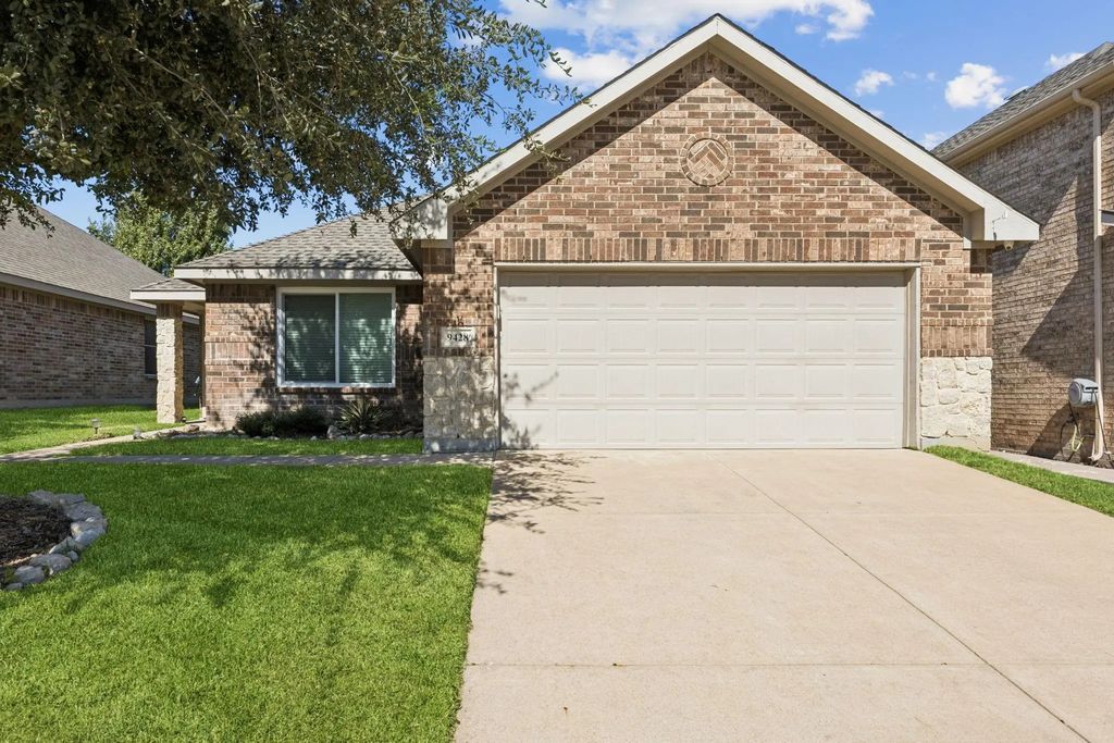 9428 Tierra Verde Drive, Fort Worth