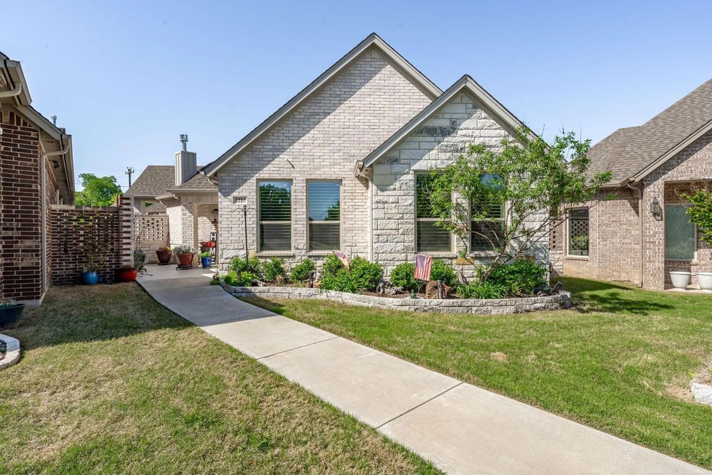 3218 Fountain Way, Granbury