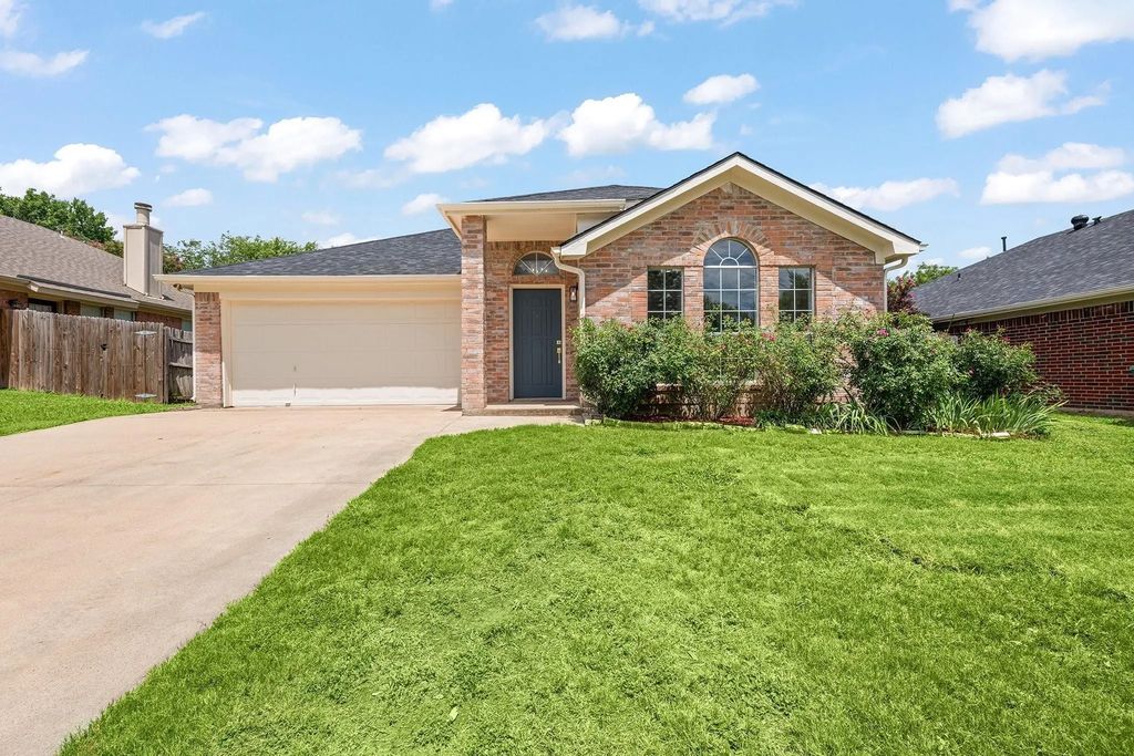 708 Carette Drive, Fort Worth