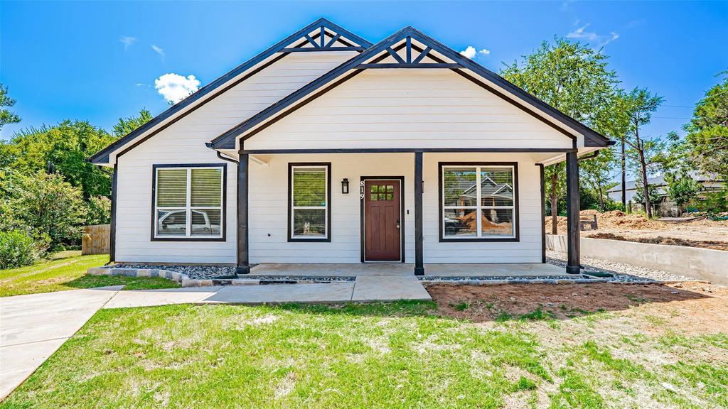 819 Crow Court, Granbury