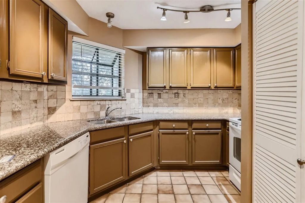 16301 Ledgemont Lane 257, Addison