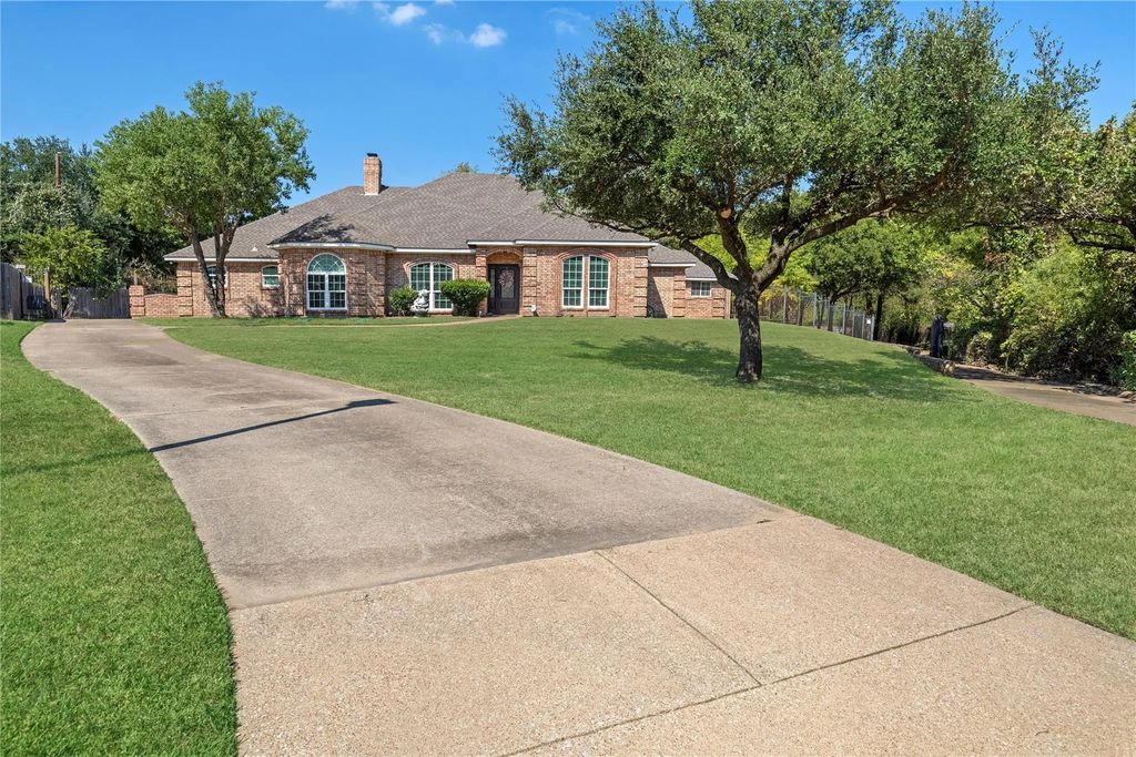 111 Creek Side Court, Kennedale