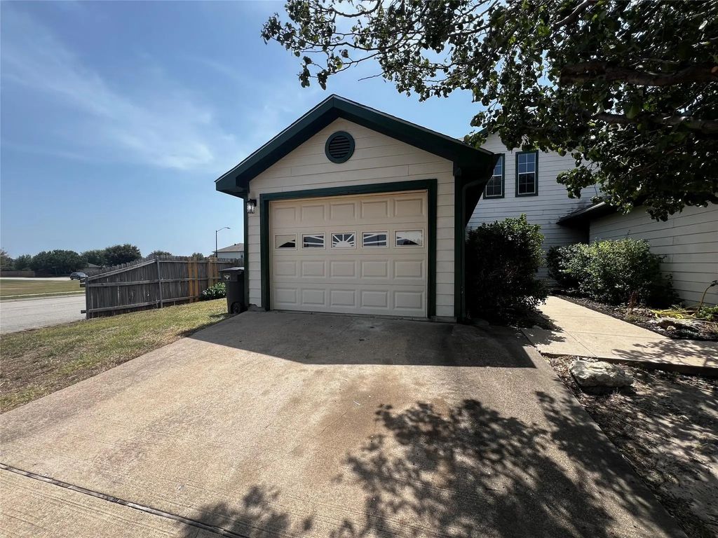 7582 Kings Trail, Fort Worth