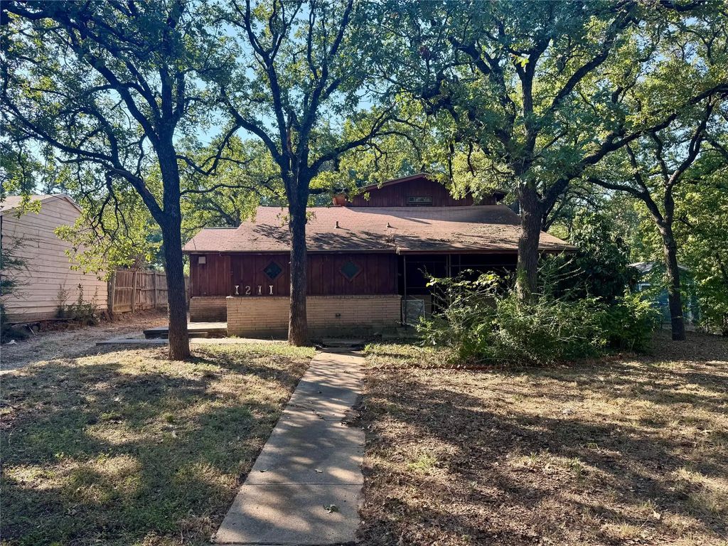 1211 Lindsey Street, Denton