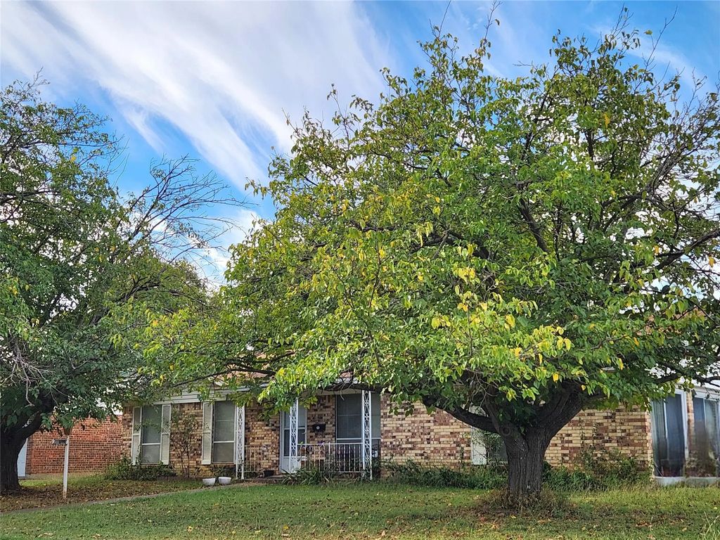 609 Douglas Street, Burleson