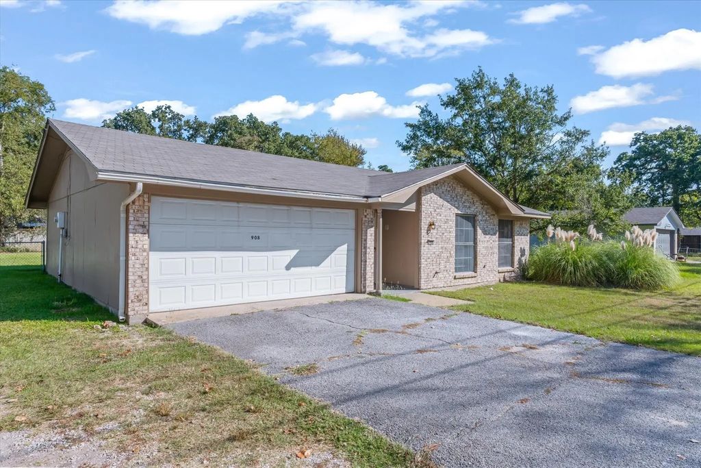 908 W State Highway 243, Canton