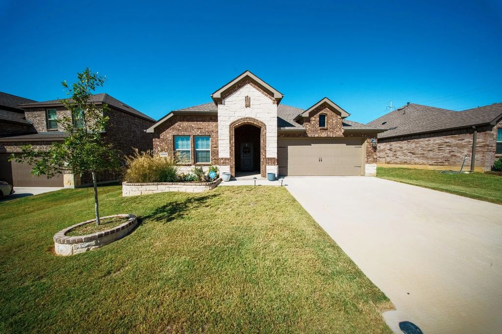 9913 Autumn Leaves Lane, Aubrey