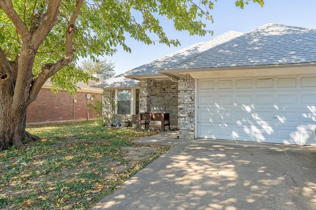 6329 Woodcreek Trail, Fort Worth