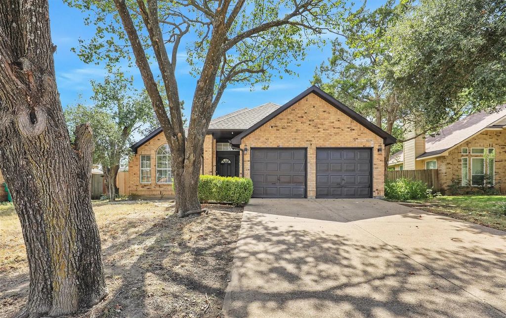 823 Shady Brook Lane, Cedar Hill