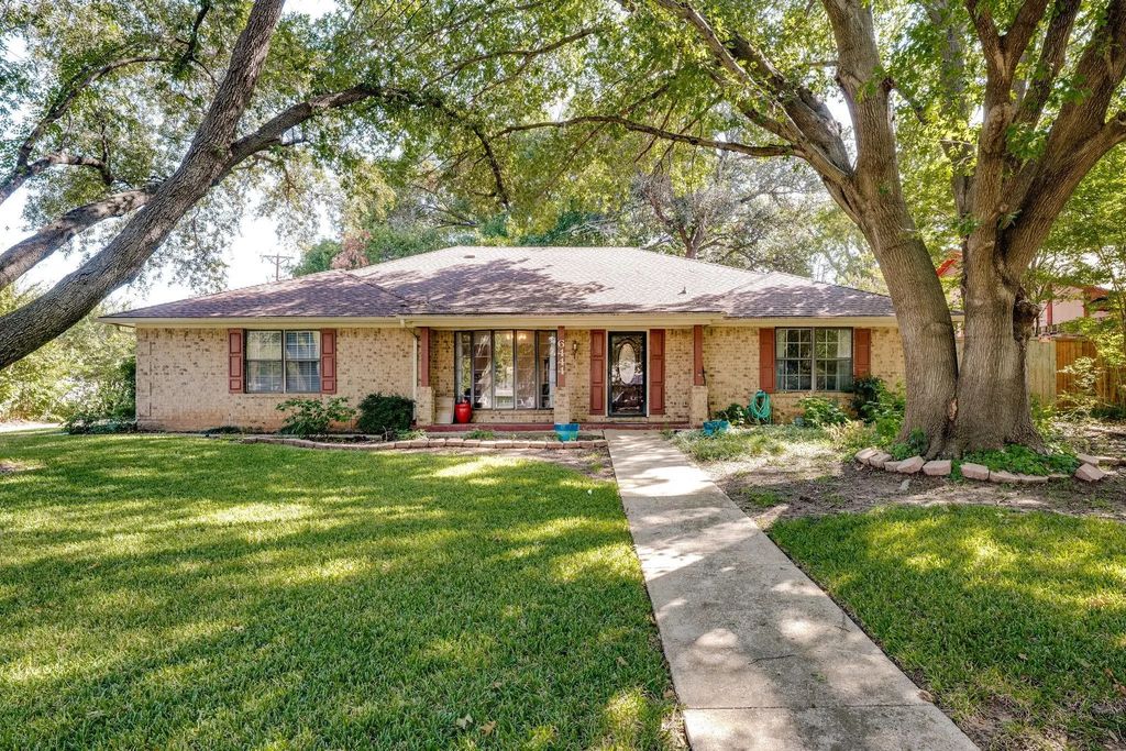 6444 Suncrest Court, North Richland Hills