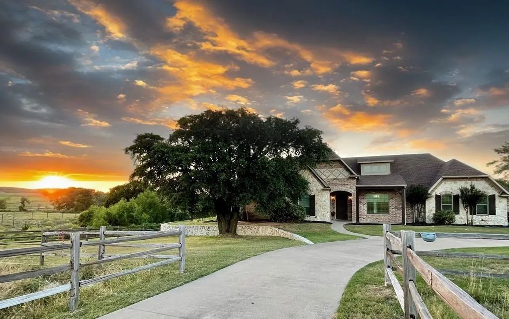 2208 Beau West Court, Granbury