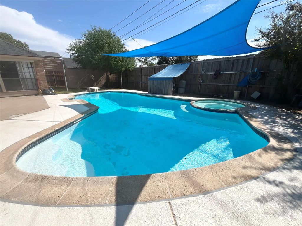 213 Circleview Drive S, Hurst